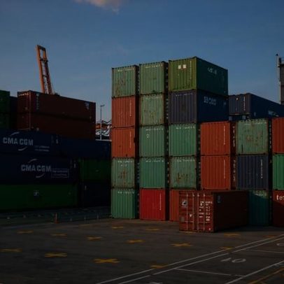 Exportações caem 5,2% e importações recuam 3% em outubro