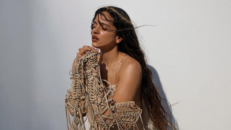 ▲ A pop de câmara une-se à voz e à eletrónica na demanda de uma nova espiritualidade, enquanto Rosalía pensa no que é ser mulher em 2025 e estar em constante processo de transformação