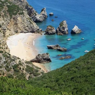 Caminhada para o último mergulho do ano numa praia secreta de Sesimbra