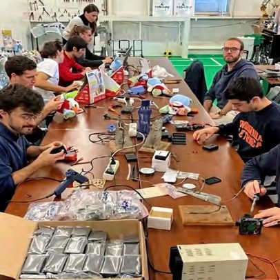 Guimarães associa-se à adaptação de brinquedos eletrónicos para crianças com necessidades especiais