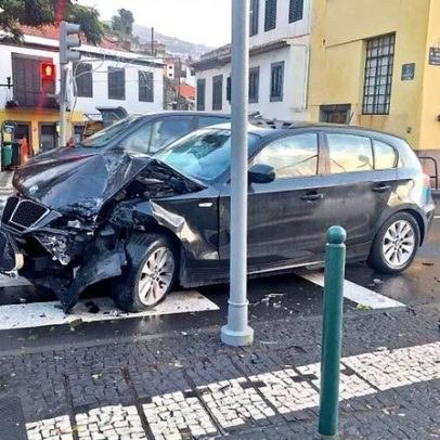 Acidente entre dois carros no Funchal causa transtornos no trânsito