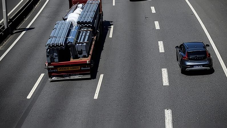 Marcelo promulga decreto para Governo legislar sobre tempo de trabalho de motoristas de pesados