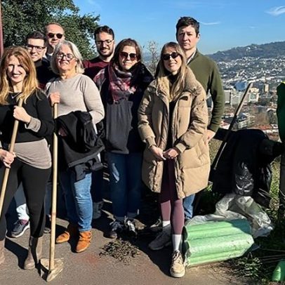 Lixo espalhado junto ao ecoponto na Rua Fontes Pereira de Melo, Famalicão