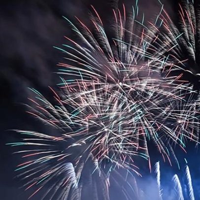 Resende encerra 2025 com música e fogo de artifício no Mercadinho de Natal