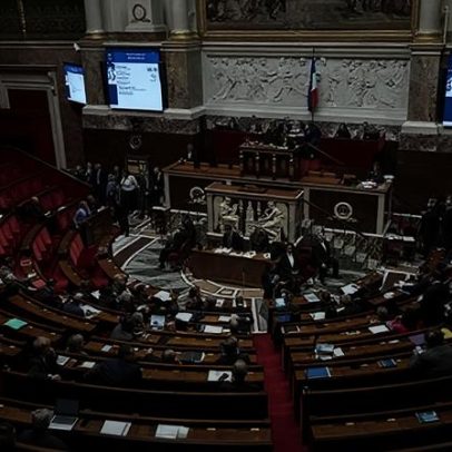 França aprova lei para reabilitar mulheres condenadas por aborto