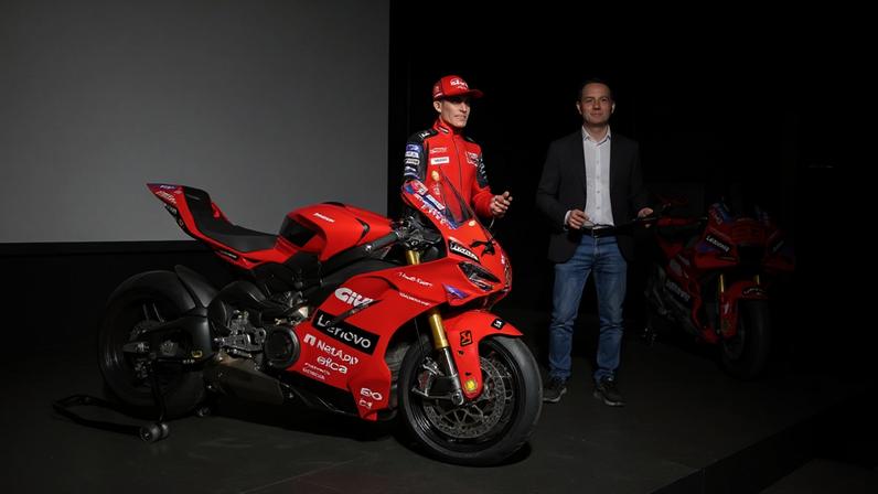Marc Márquez ao lado da nova Ducati