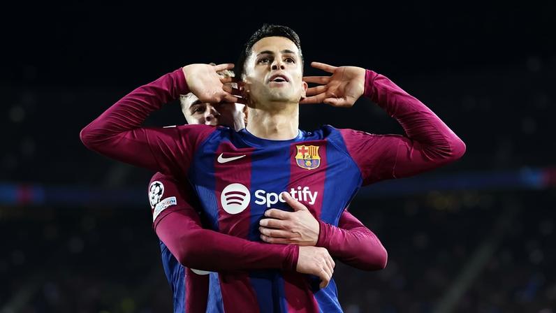 João Cancelo a festejar um golo no Barcelona-Nápoles (Imago)