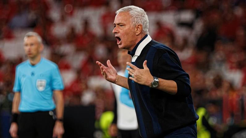 José Mourinho, ex-treinador do Fenerbahçe, atualmente no comando do Benfica