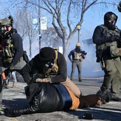 ICE mata homem nos EUA; imagens mostram agressões e disparos em Minneapolis