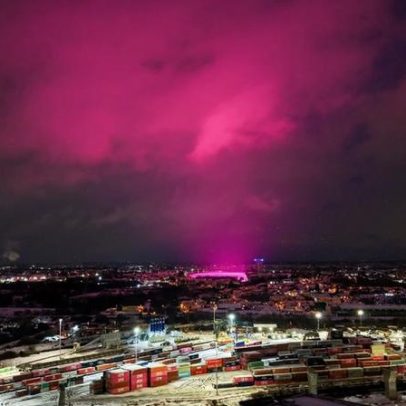 Luzes do estádio de Birmingham confundem-se com aurora boreal
