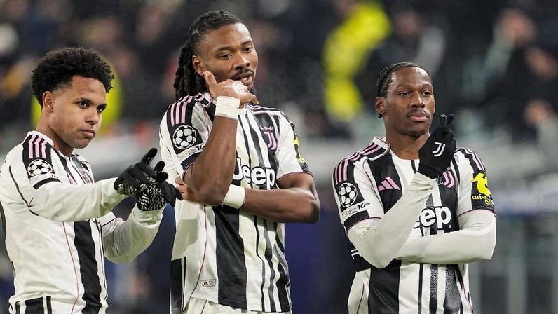 McKennie, Thuram e Jonathan David, jogadores da Juventus, festejam golo marcado ao Benfica - Foto Imago