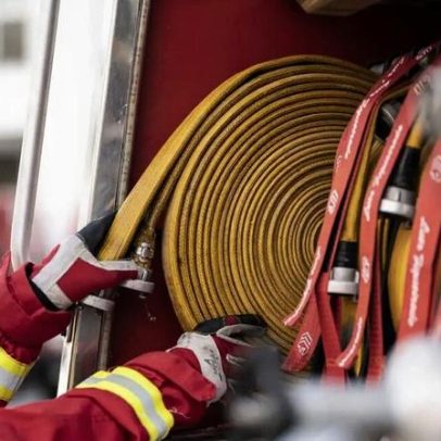 Incêndio num prédio em Gaia destrói recheio da garagem
