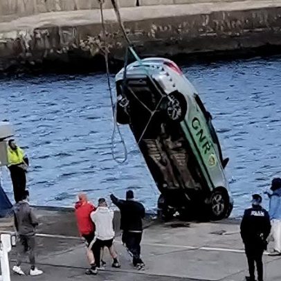 Carro da GNR cai ao mar e é içado por grua