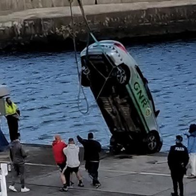 Carro da GNR cai ao mar e é retirado por guindaste