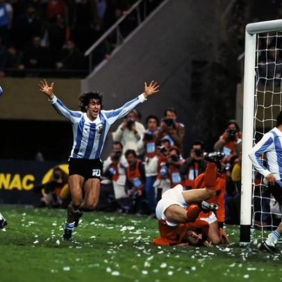 Explicação das listas negras nos postes das balizas na final do Mundial de 1978