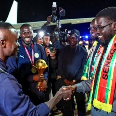 Senegal regressa a Dakar de madrugada, festa continua