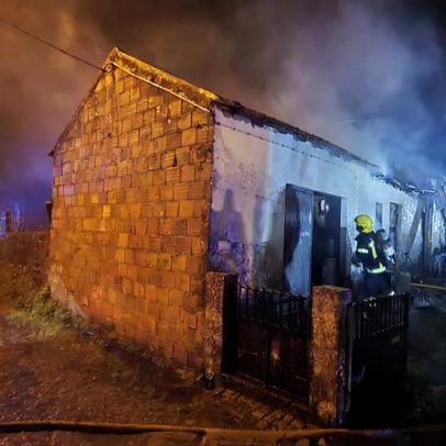 Incêndio em habitação desaloja dois moradores em Forjães