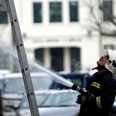 Três desalojados após incêndio num andar em Almada