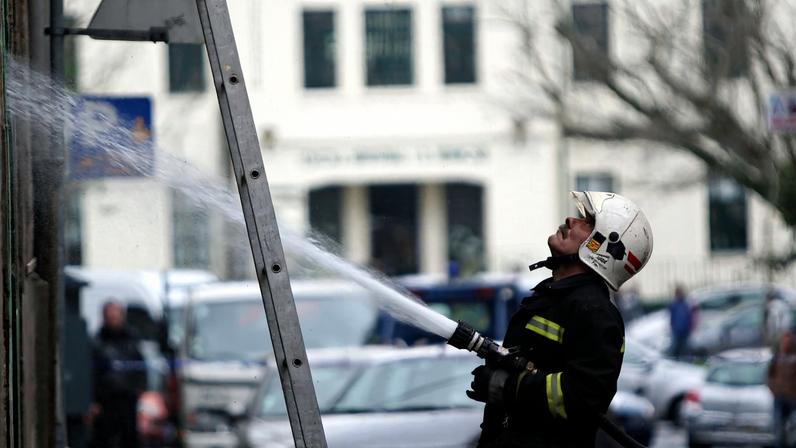 Bombeiros fazem rescaldo do incêndio