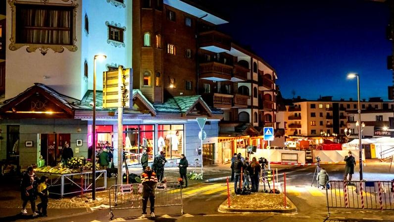 Os procuradores acreditam que o incêndio começou quando as pessoas que festejavam o Ano Novo levantaram garrafas de champanhe com pequenos foguetes