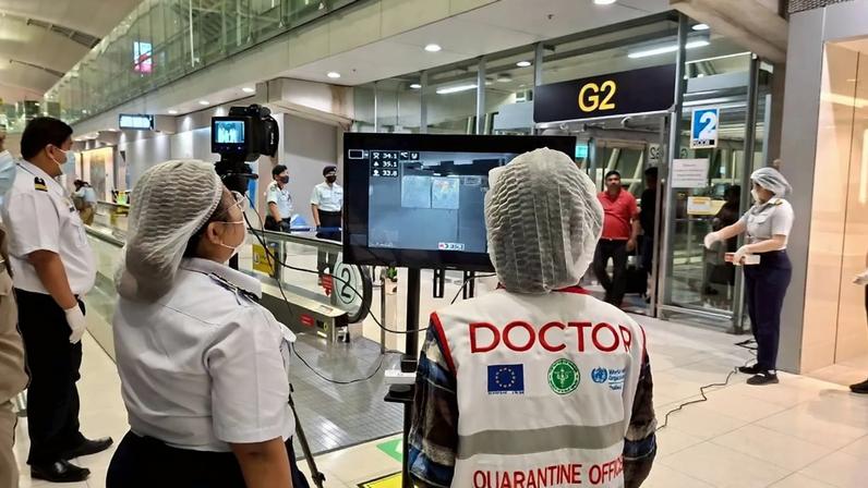Médicos observam o rastreio térmico de viajantes de Bengala Ocidental, Índia, no Aeroporto Internacional Suvarnabhumi, na Tailândia