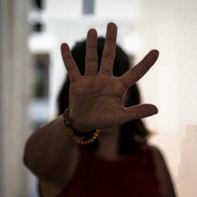 Jovem detido por agredir ex-namorada com murro que lhe deslocou o olho