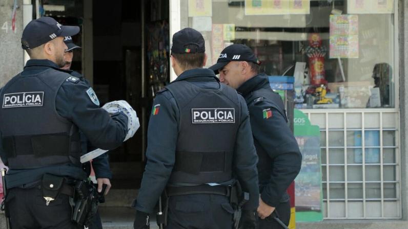 Ao aperceber-se da presença policial, o homem tentou fugir do local