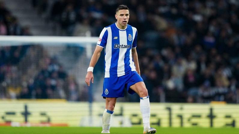 Bednarek é o melhor defesa da Liga pelo quarto mês consecutivo