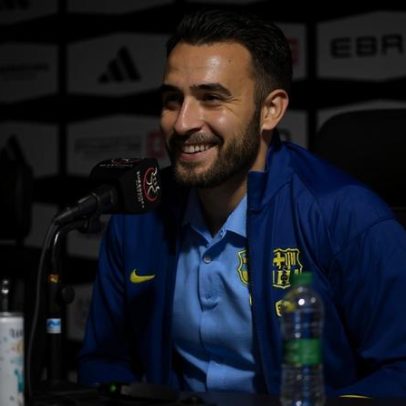 Jornalista sem pergunta faz pedido curioso a jogador do Barcelona (vídeo)