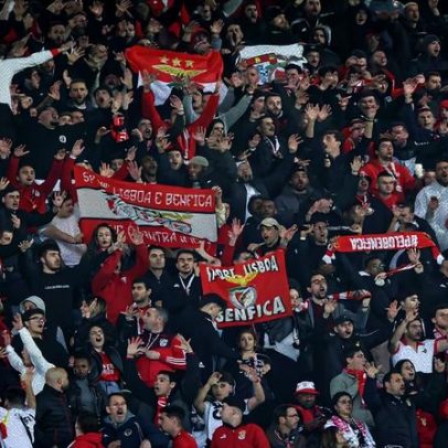 Cerca de 200 adeptos concentram-se no Seixal do Benfica