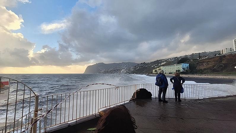 Capitania do Funchal volta a prolongar aviso de agitação marítima forte