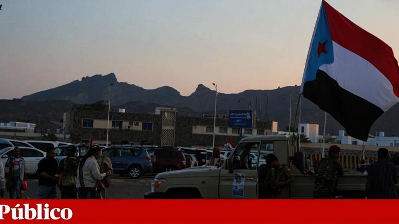 A bandeira do movimento separatista do Sul do Iémen, STC, que é apoiado pelos Emirados Árabes Unidos, contra a oposição da Arábia Saudita