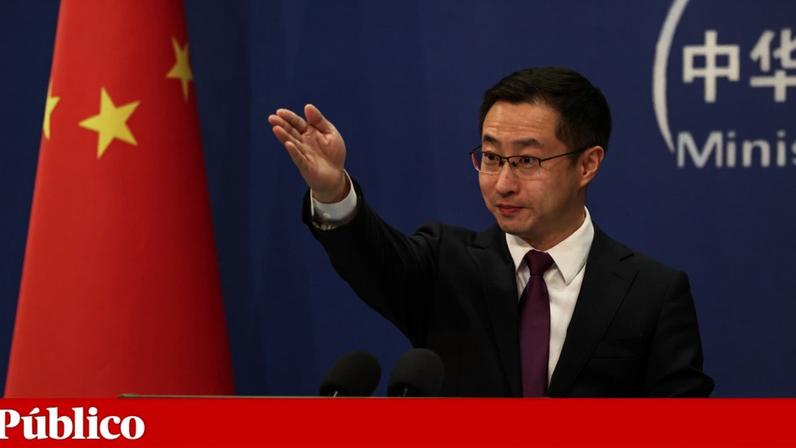 Nicolás Maduro com Qiu Xiaoqi no Palácio de Miraflores, em Caracas, horas antes de ter sido capturado pelas forças especiais norte-americanas