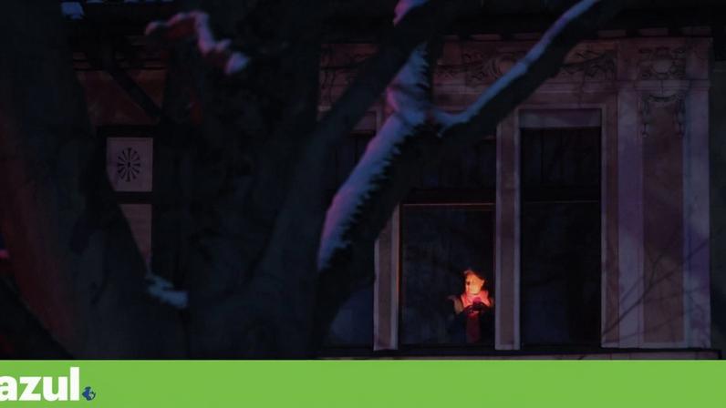 Uma pessoa com uma vela à janela na escuridão de Berlim