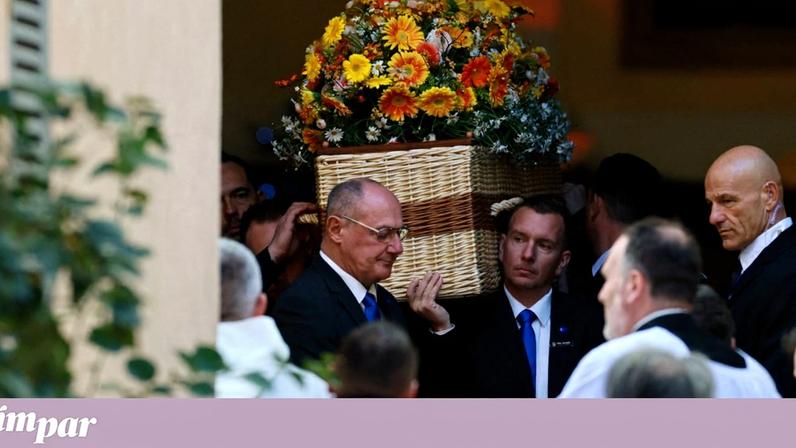 O caixão de Brigitte Bardot na chegada ao funeral