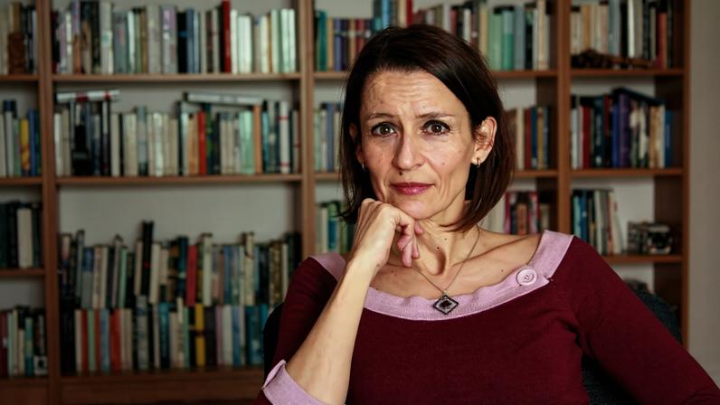 A escritora e tradutora Tânia Ganho está entre os contemplados com as bolsas de residência literária