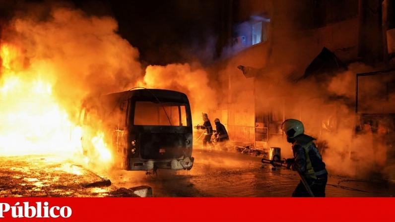 Mmebros da Força Civil da Síria a apagar um fogo num veículo no meio do conflito armado, em Alepo, a 8 de Janeiro