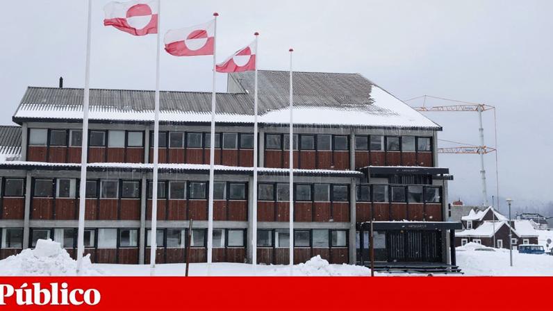 Mulher caminha junto ao Parlamento da Dinamarca, o Inatsisartut