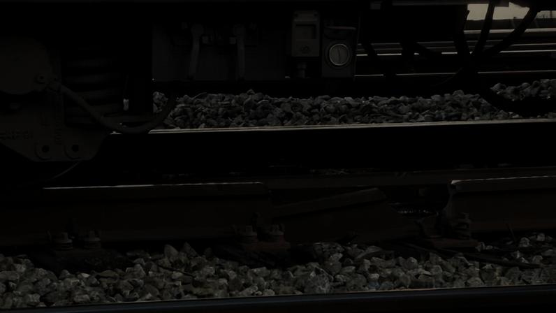 Imagem do carril partido e tombado sobre o balastro em Sete Rios