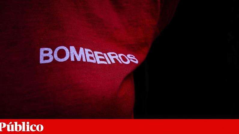 Pelas 22h10, estavam 22 operacionais apoiados de sete viaturas na ocorrência