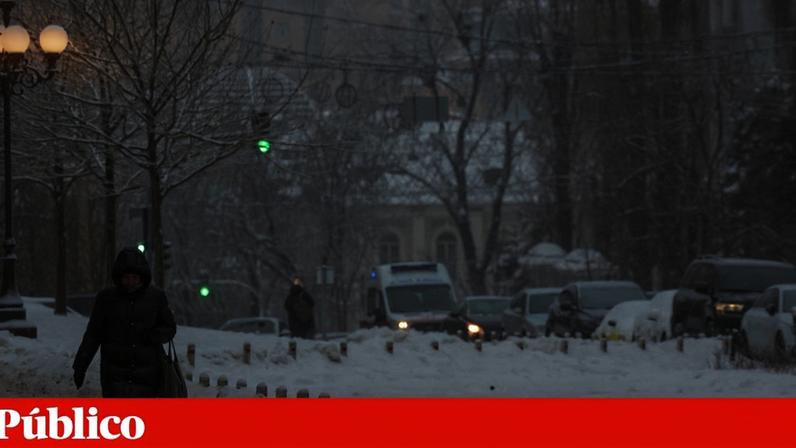 A população ucraniana enfrenta temperaturas abaixo de 0º e milhares estão sem electricidade em Kiev