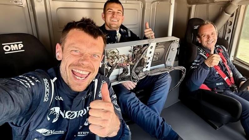 Paulo Fiúza (à direita) satisfeito com o triunfo no Dakar 2026