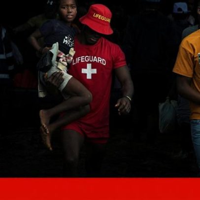 Helicóptero presidencial resgata 12 pessoas presas no tejadilho de carro inundado