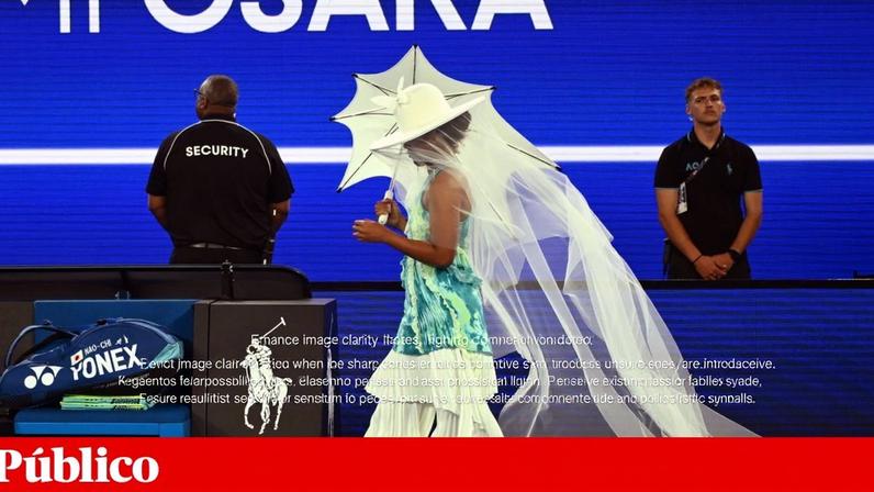 Naomi Osaka surpreendeu com uma indumentária arrojada à entrada para o court, em Melbourne
