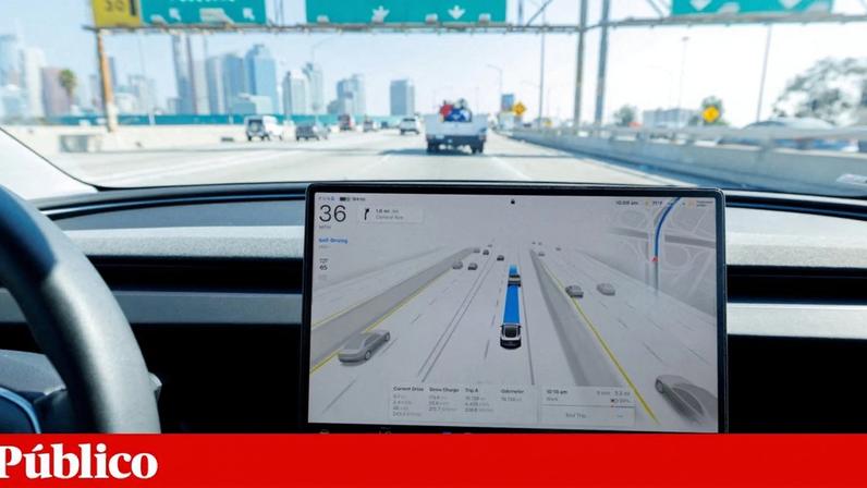 Um Tesla Model 3 conduz-se de forma autónoma numa autoestrada em Los Angeles, Califórnia