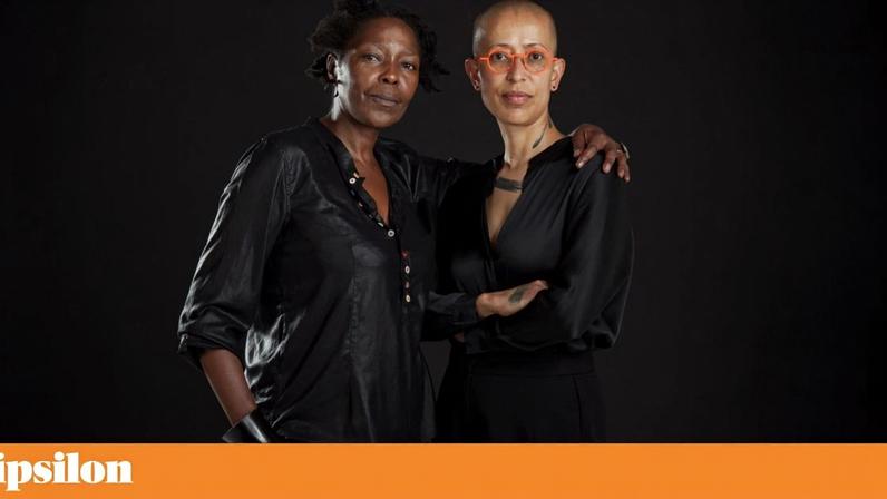 A artista Gabrielle Goliath, à direita, e curadora do pavilhão sul-africano Ingrid Masondo