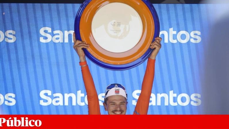 Jay Vine celebra a conquista do Tour Down Under, no país de origem
