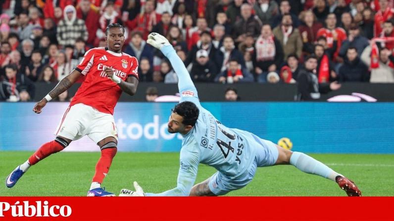 Sidny Cabral no lance do terceiro golo da noite