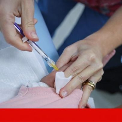 Presidente do painel de vacinas dos EUA questiona imunização contra poliomielite