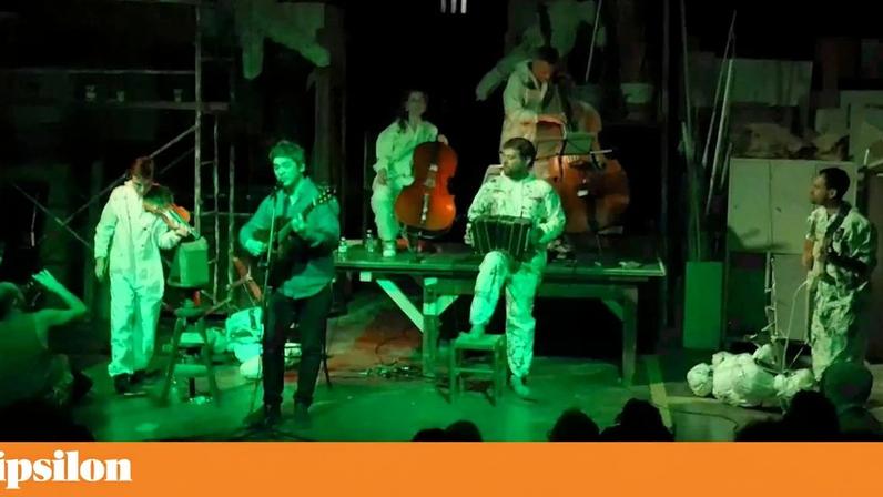 Fred Martins em palco com Martín Sued & Orquestra Assintomática